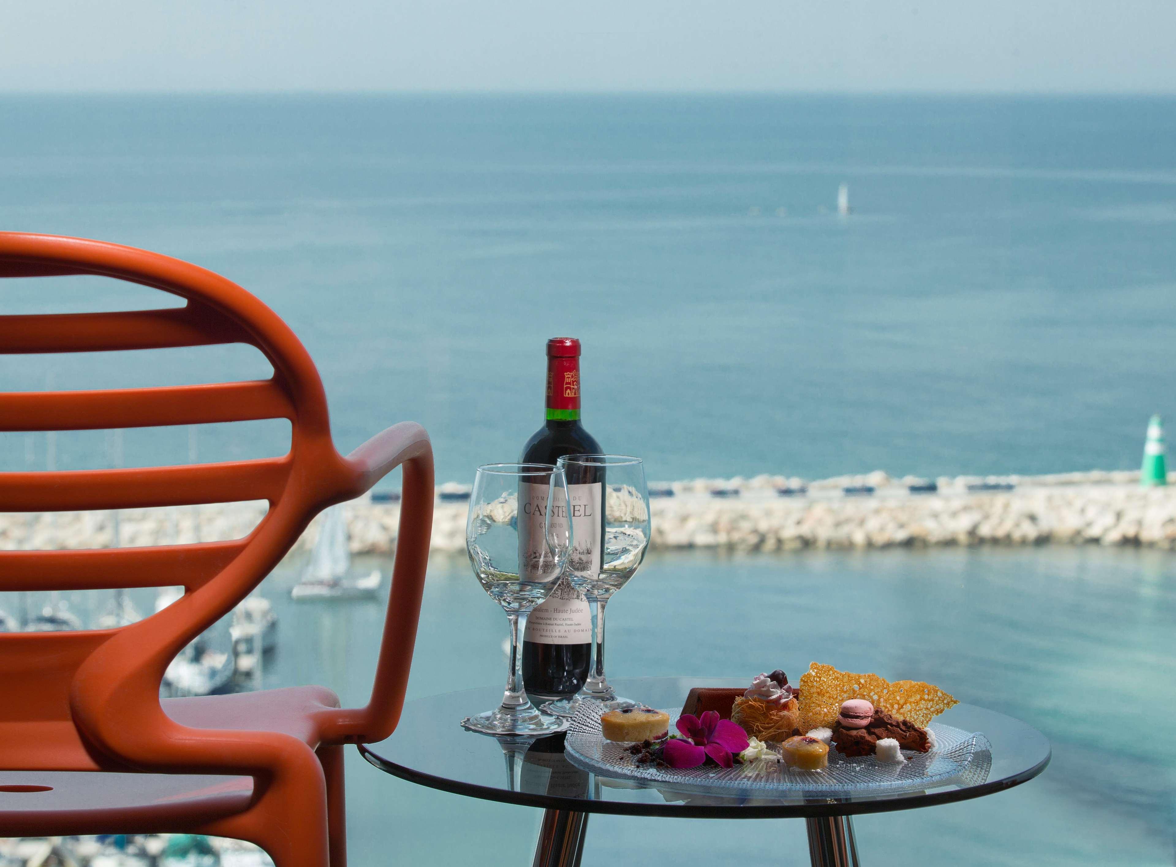 Carlton Tel Aviv Hotel - Luxury On The Beach Exterior foto A bottle of wine and a plate of meze
