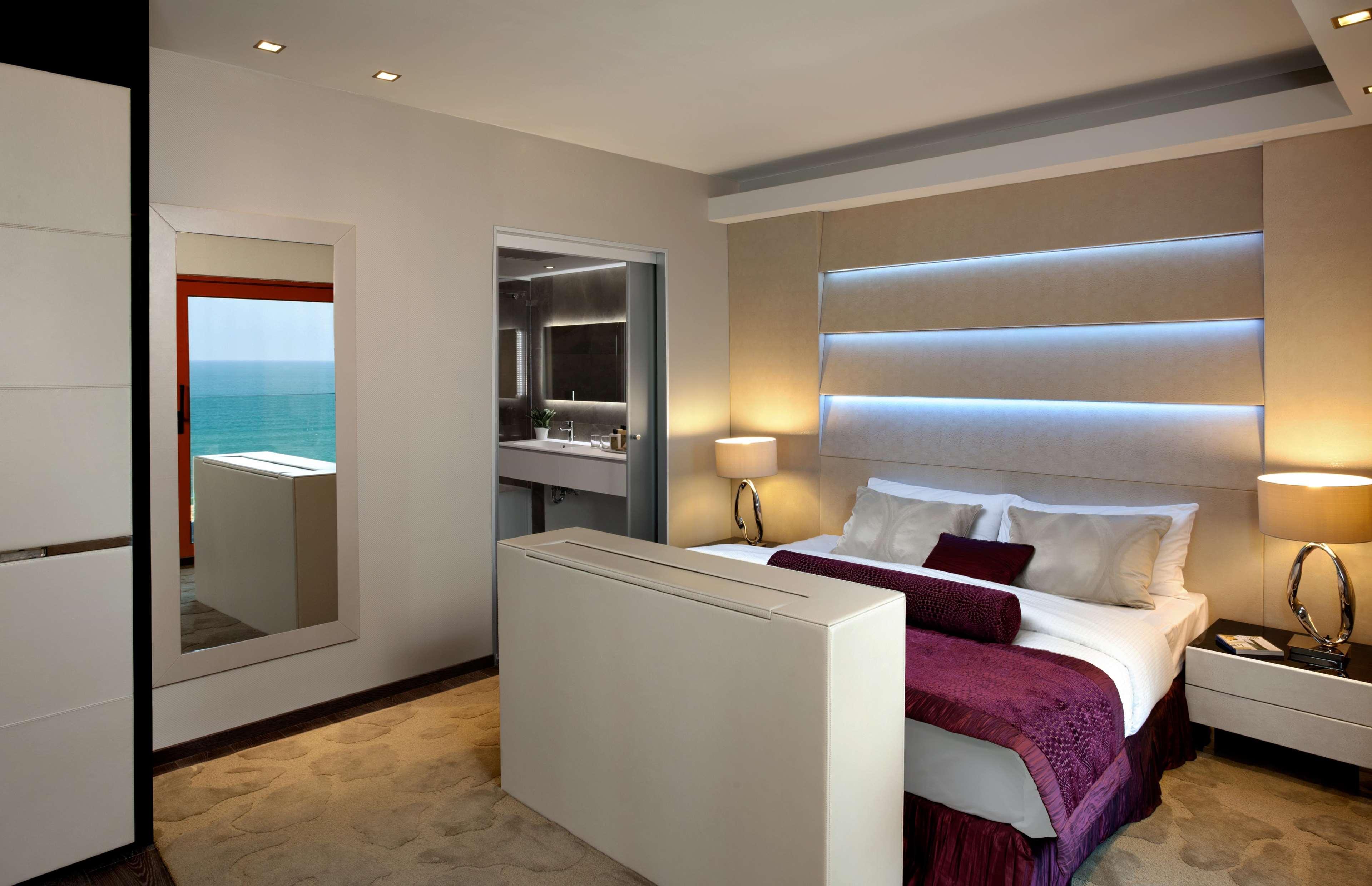 Carlton Tel Aviv Hotel - Luxury On The Beach Exterior foto A bedroom in the hotel