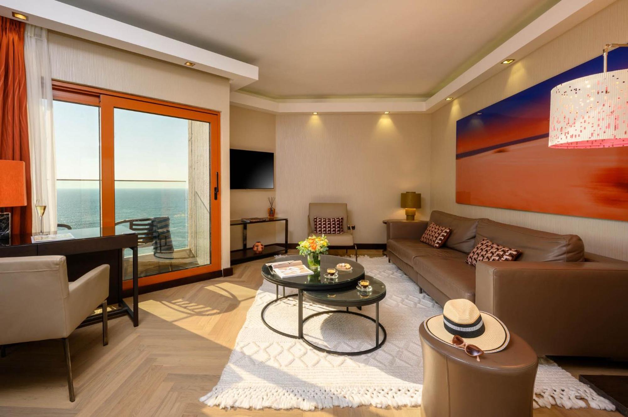 Carlton Tel Aviv Hotel - Luxury On The Beach Exterior foto A living room in a suite at the Hilton Istanbul Bosphorus