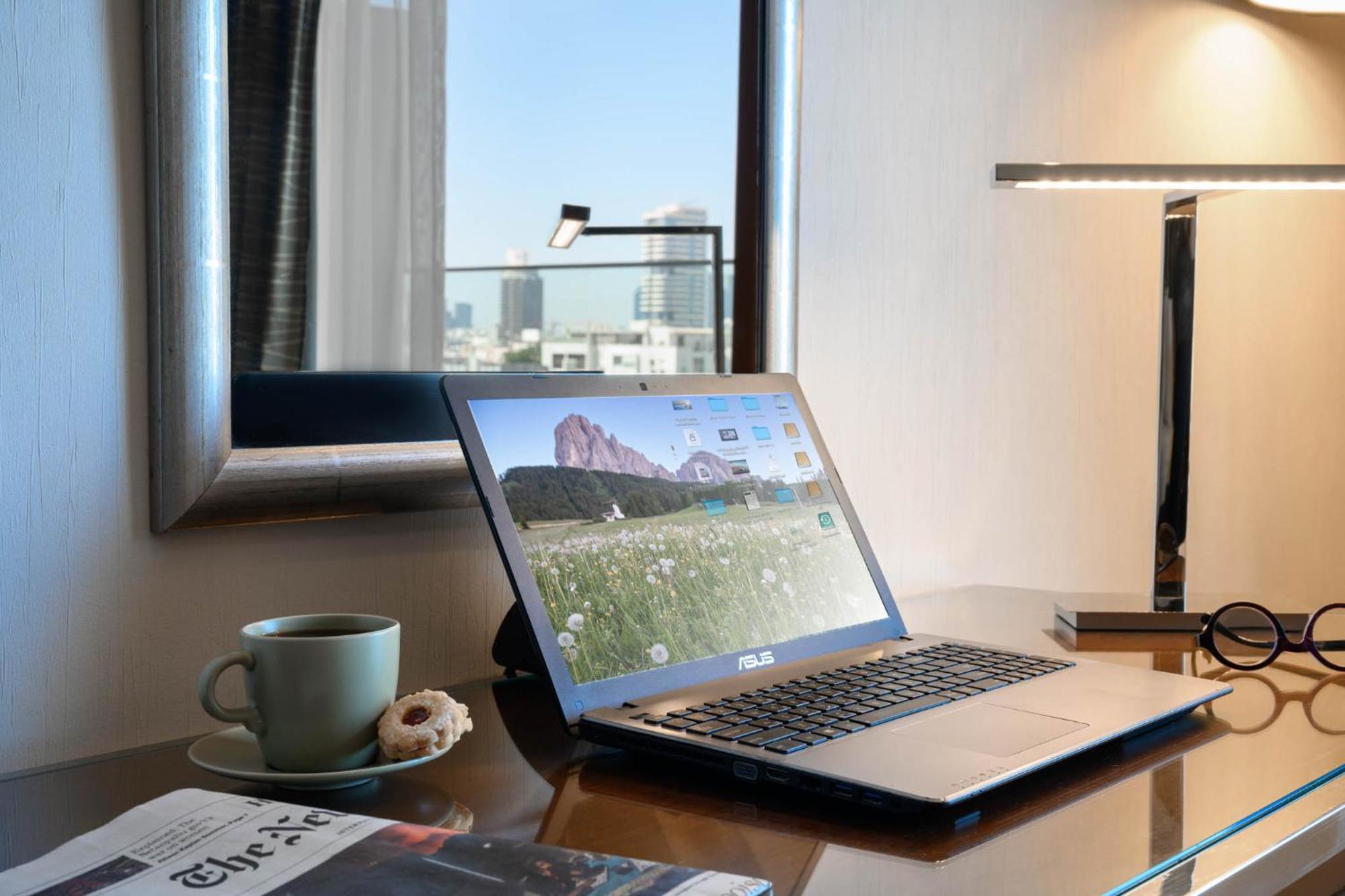 Carlton Tel Aviv Hotel - Luxury On The Beach Exterior foto ASUS ZenBook